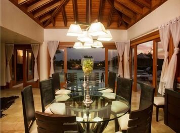 Online design Contemporary Dining Room by Amelia R. thumbnail