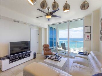 Online design Modern Living Room by Henrika T. thumbnail