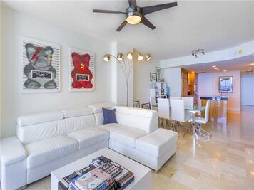 Online design Modern Living Room by Henrika T. thumbnail