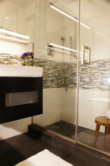 Online design Modern Bathroom by Renata G. thumbnail