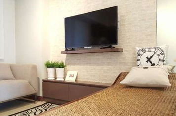 Online design Eclectic Living Room by Hannah D. thumbnail