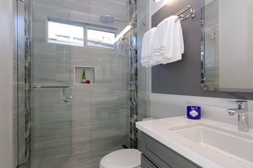 Online design Modern Bathroom by Anny T. thumbnail
