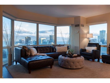 Online design Transitional Living Room by Rachel H. thumbnail