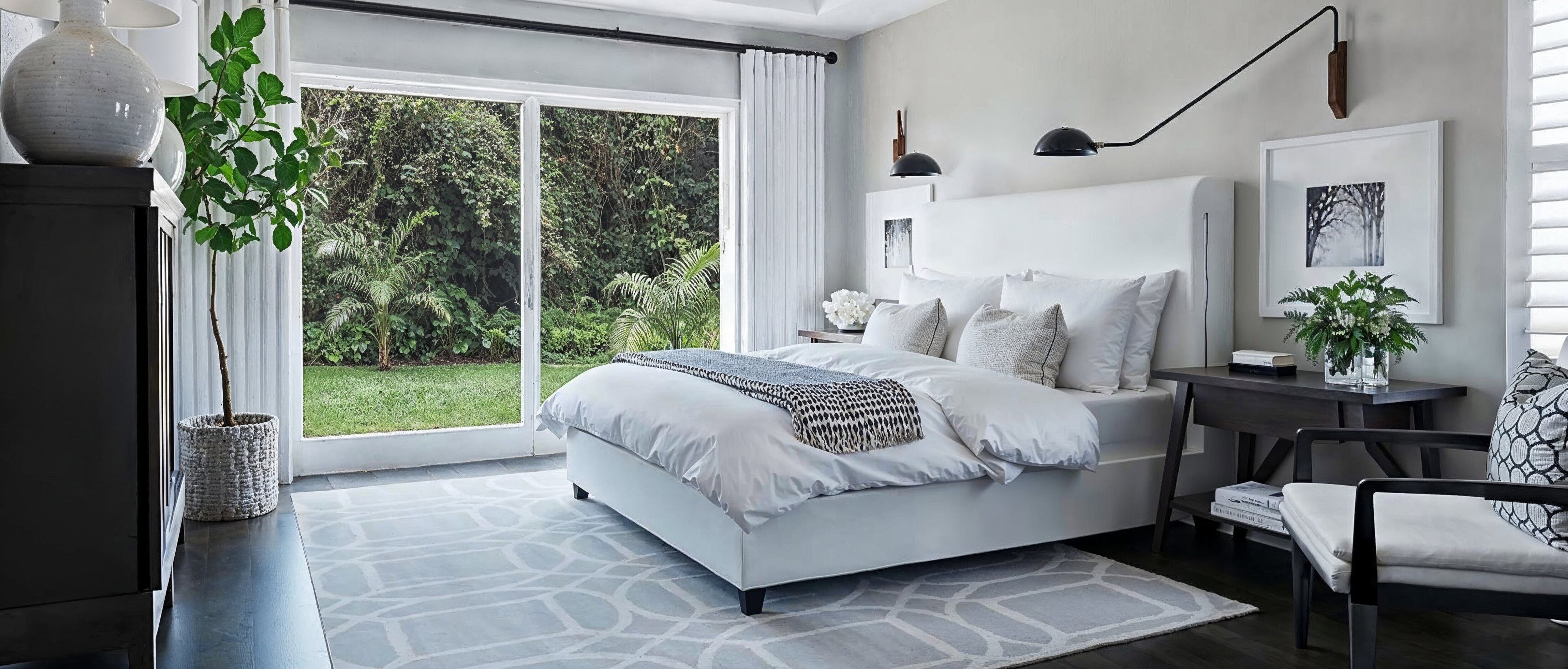 Diseño de Interior de Dormitorio Blanco y Gris Moderno por diseñadores de interiores en St. Petersburg, Florida