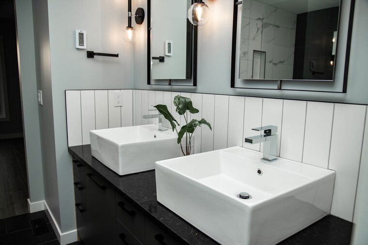 Diseño en línea Baño moderno por Natalie S. miniatura