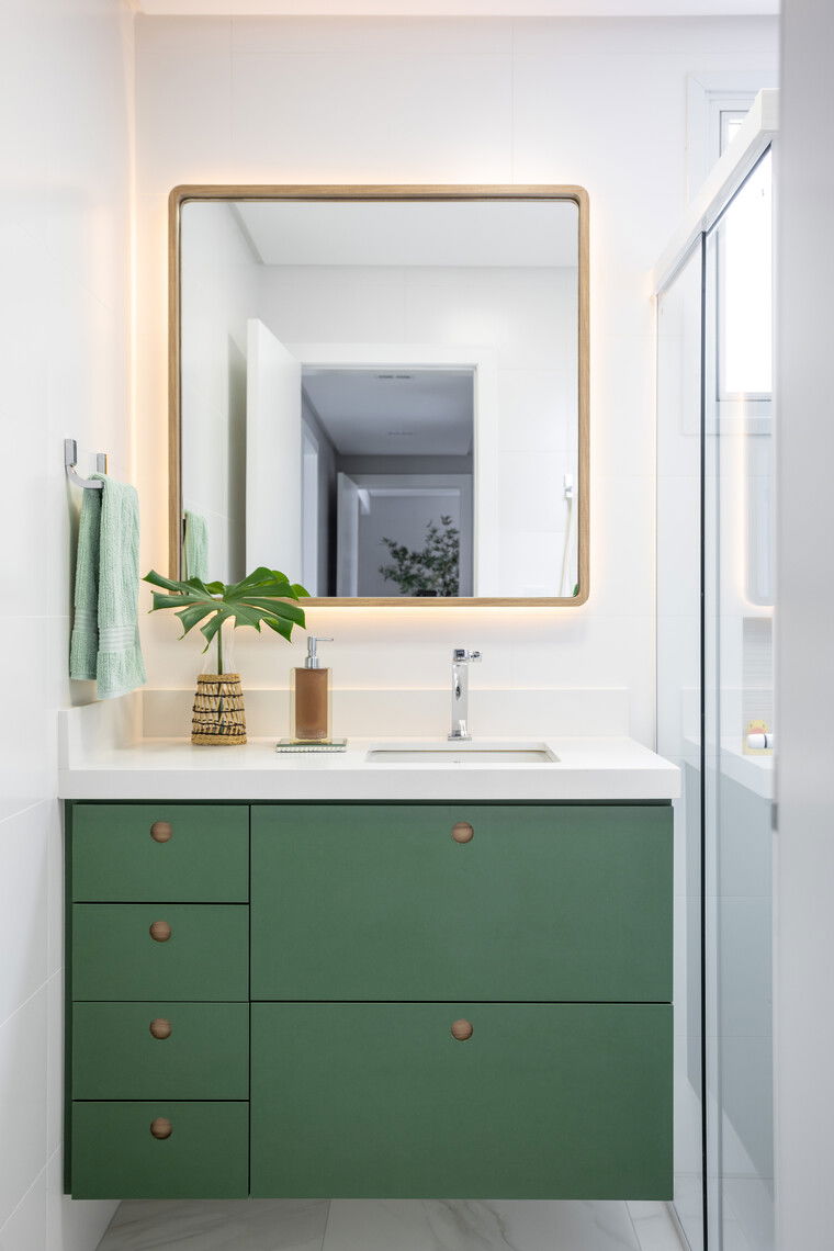 Online design Contemporary Bathroom by Gabriela L. thumbnail