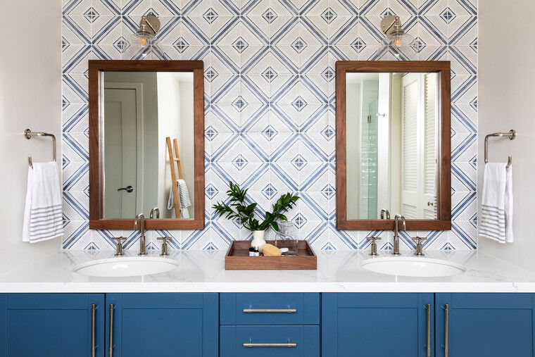 Diseño en línea Baño contemporáneo por Caity H. miniatura