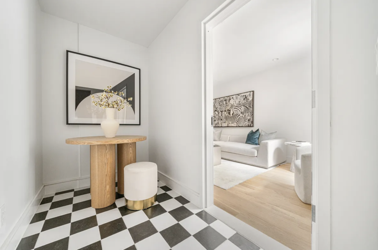 Online design Contemporary Hallway/Entry by Leanna S. thumbnail