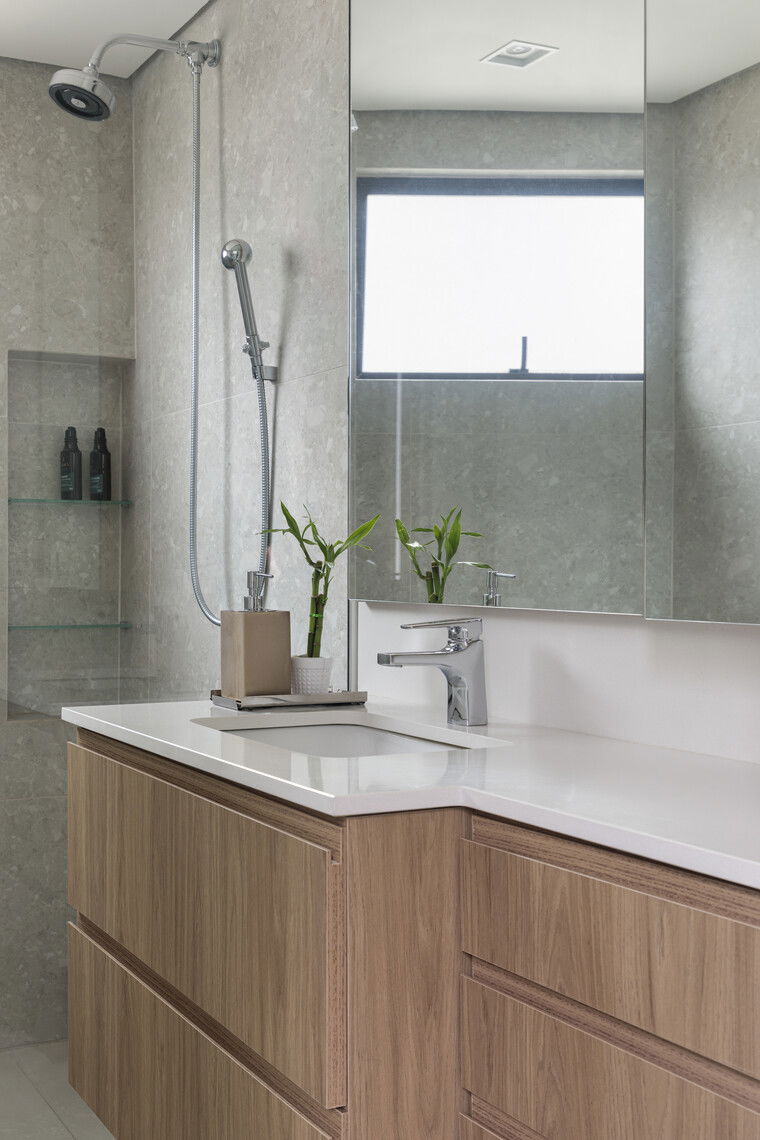 Online design Contemporary Bathroom by Gabriela L. thumbnail