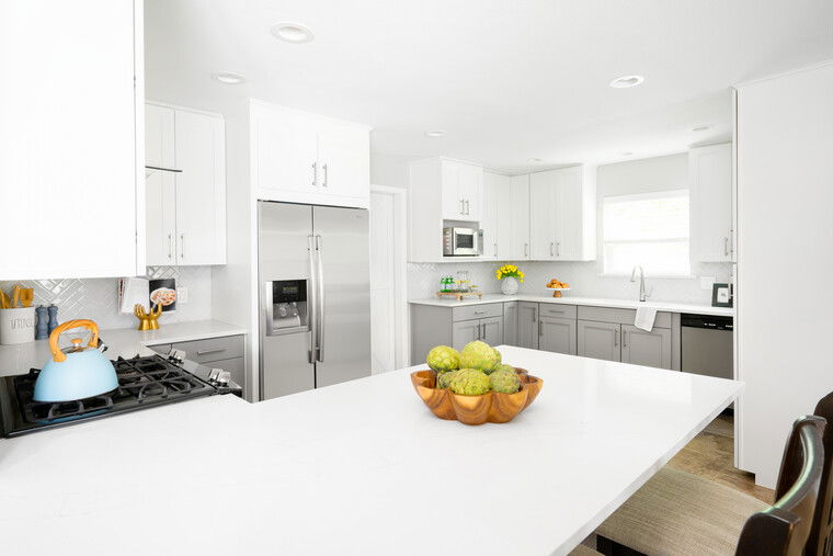 Diseño en línea de cocina moderna por Lacie H. miniatura