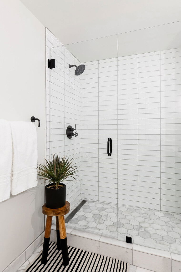 Diseño en línea Baño moderno por Caity H. miniatura