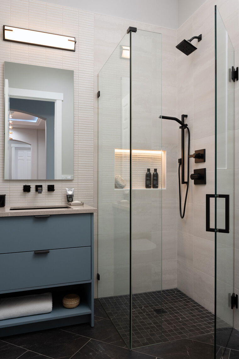 Online design Modern Bathroom by Alina H. thumbnail