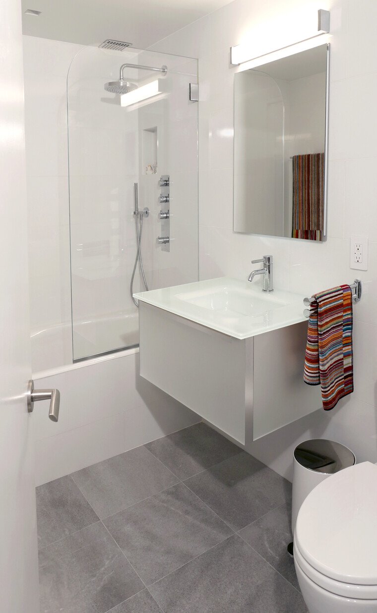 Online design Modern Bathroom by Leonora M. thumbnail