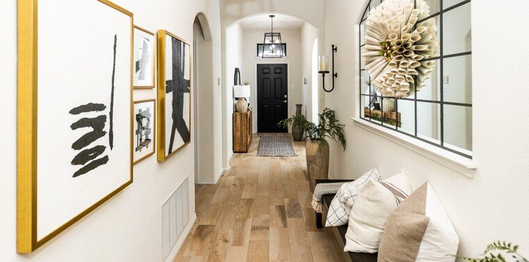 Online design Modern Hallway/Entry by Veronica S. thumbnail