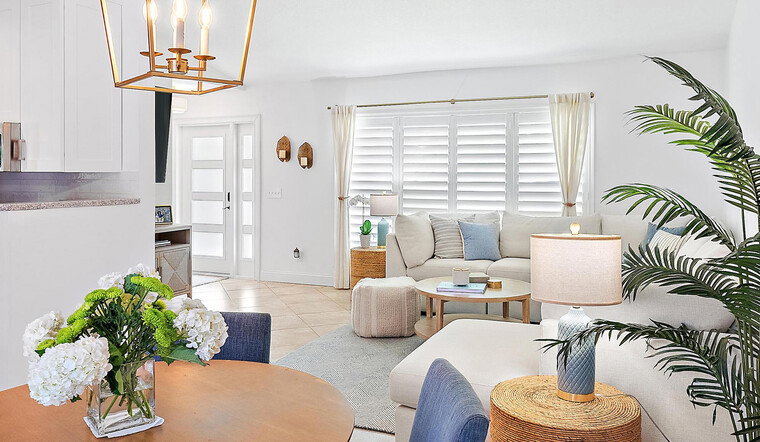 Online design Beach Living Room by Laura K. thumbnail