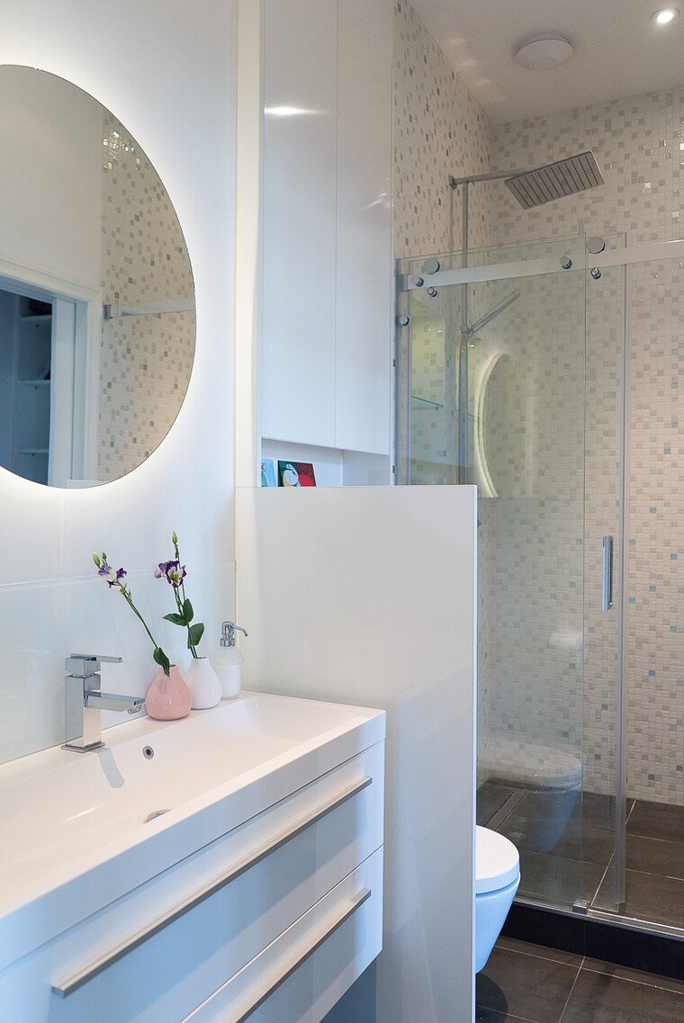 Online design Modern Bathroom by Jacinta l. thumbnail