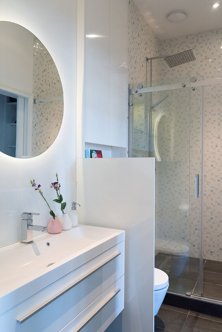Online design Modern Bathroom by Jacinta l. thumbnail