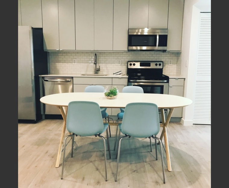 Diseño en línea Comedor moderno por Laura C. miniatura