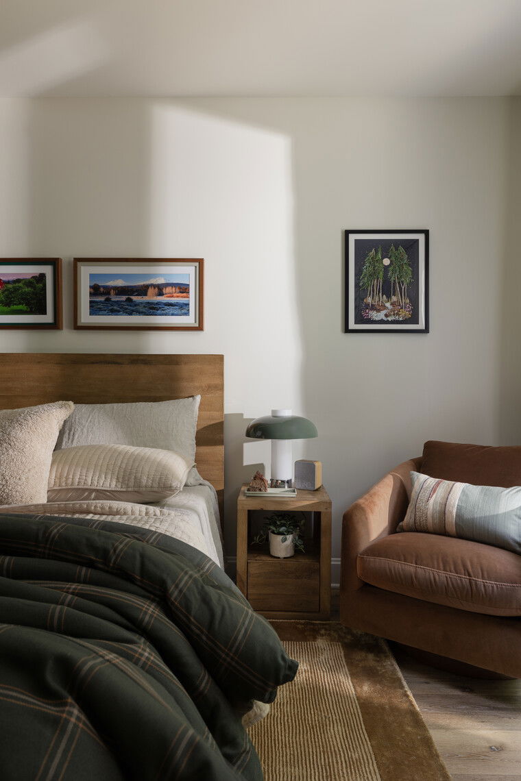 Online design Modern Bedroom by Katrina M. thumbnail