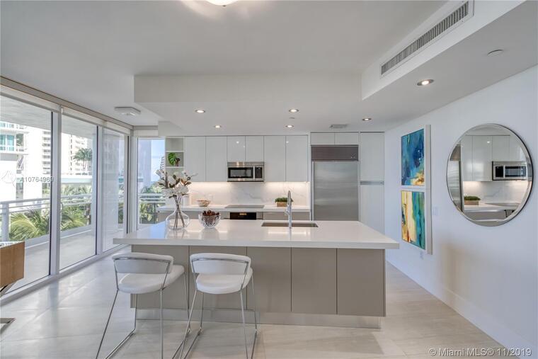 Online design Modern Kitchen by Joyce H. thumbnail