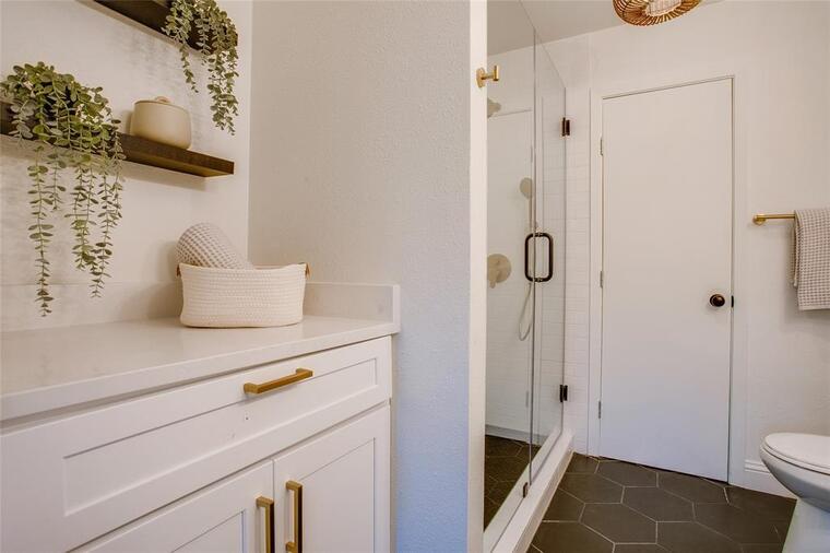 Online design Modern Bathroom by Ivonne O. thumbnail