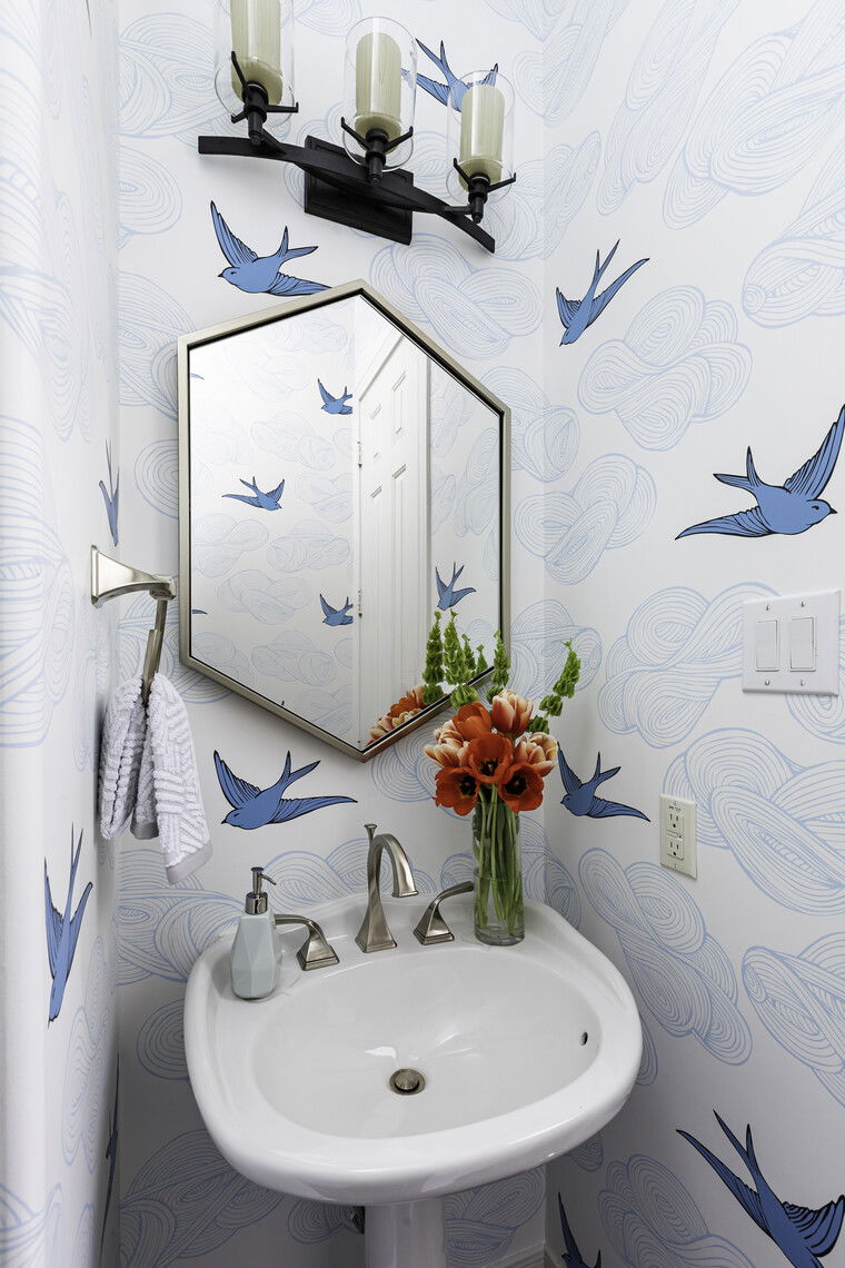 Diseño en línea de baño moderno por Lacie H. miniatura