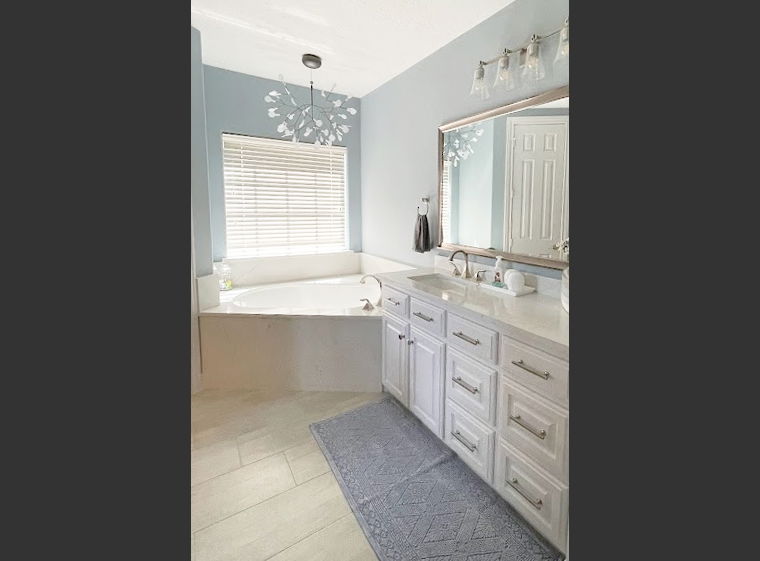Diseño en línea de baño tradicional por Lacie H. miniatura