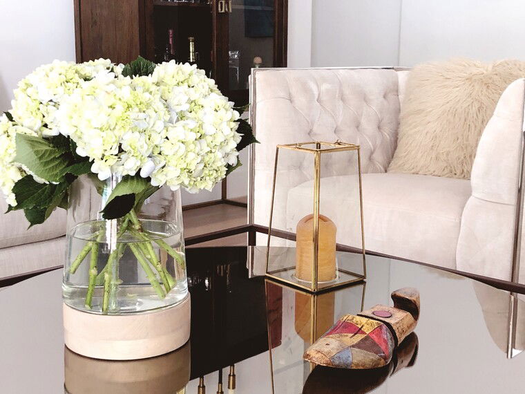 Diseño en línea Sala de Estar Glamourosa por Marcela O. miniatura