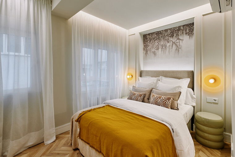 Online design Modern Bedroom by Julieta P. thumbnail