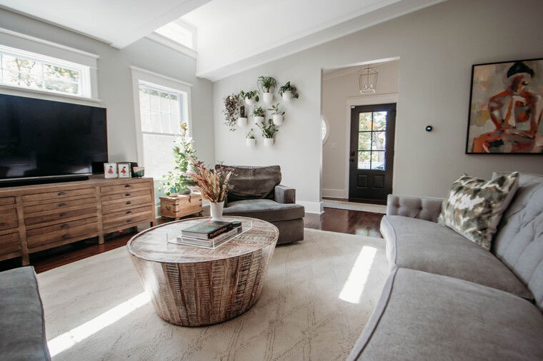 Online design Modern Living Room by Katrina M. thumbnail