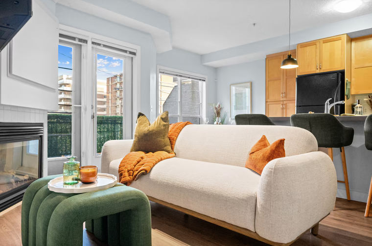 Online design Eclectic Living Room by Renee G. thumbnail