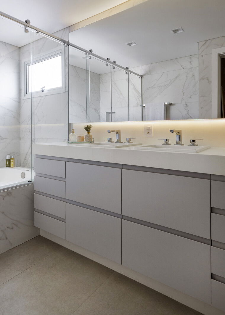 Online design Contemporary Bathroom by Gabriela L. thumbnail