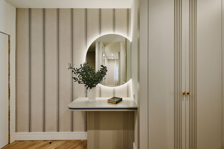 Online design Modern Hallway/Entry by Julieta P. thumbnail