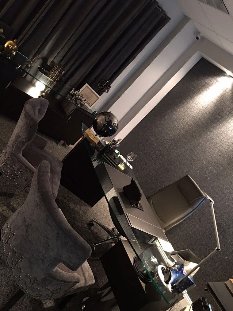 Online design Glamorous Business: 1 Space by Heidy F. thumbnail