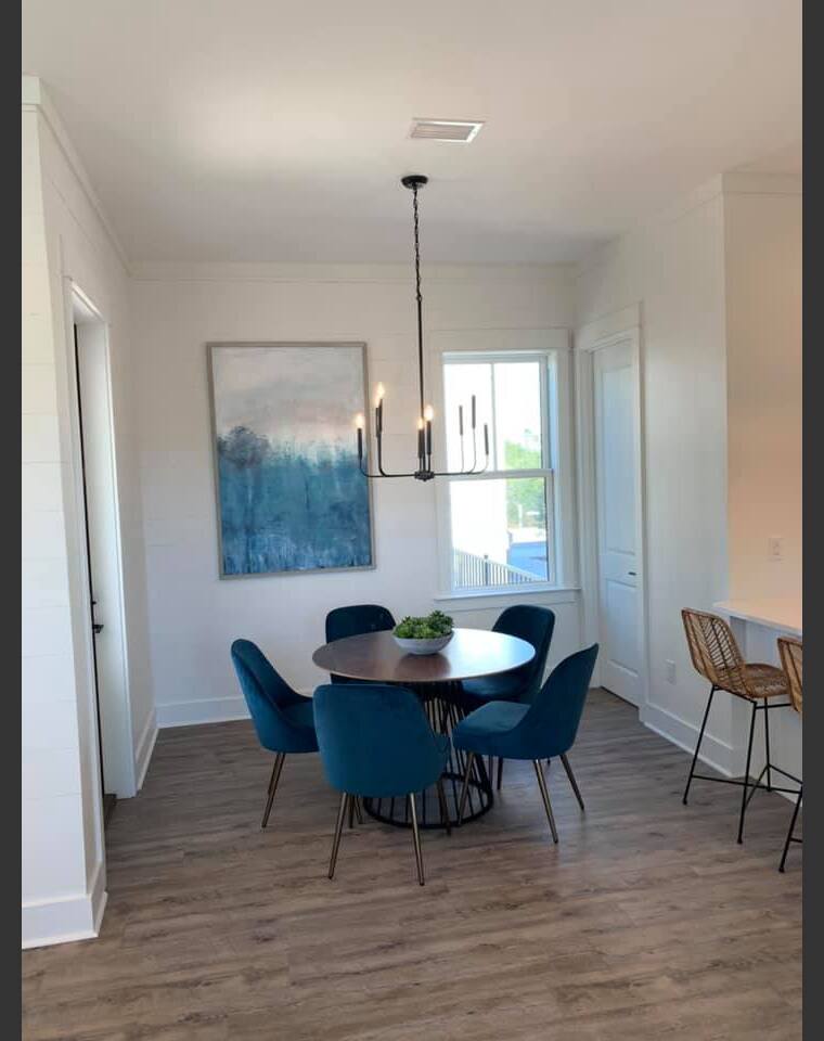 Diseño en línea de comedor moderno por Lacie H. miniatura