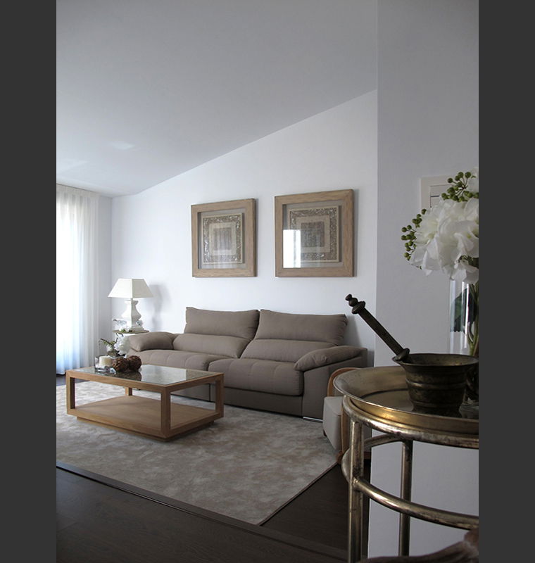 Online design Traditional Living Room by Marisa G. thumbnail