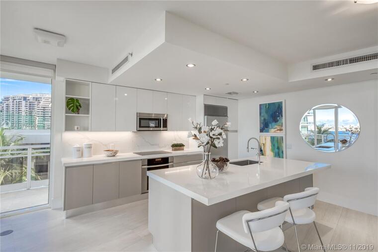 Online design Modern Kitchen by Joyce H. thumbnail