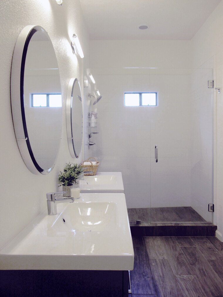 Online design Modern Bathroom by Marisa G. thumbnail