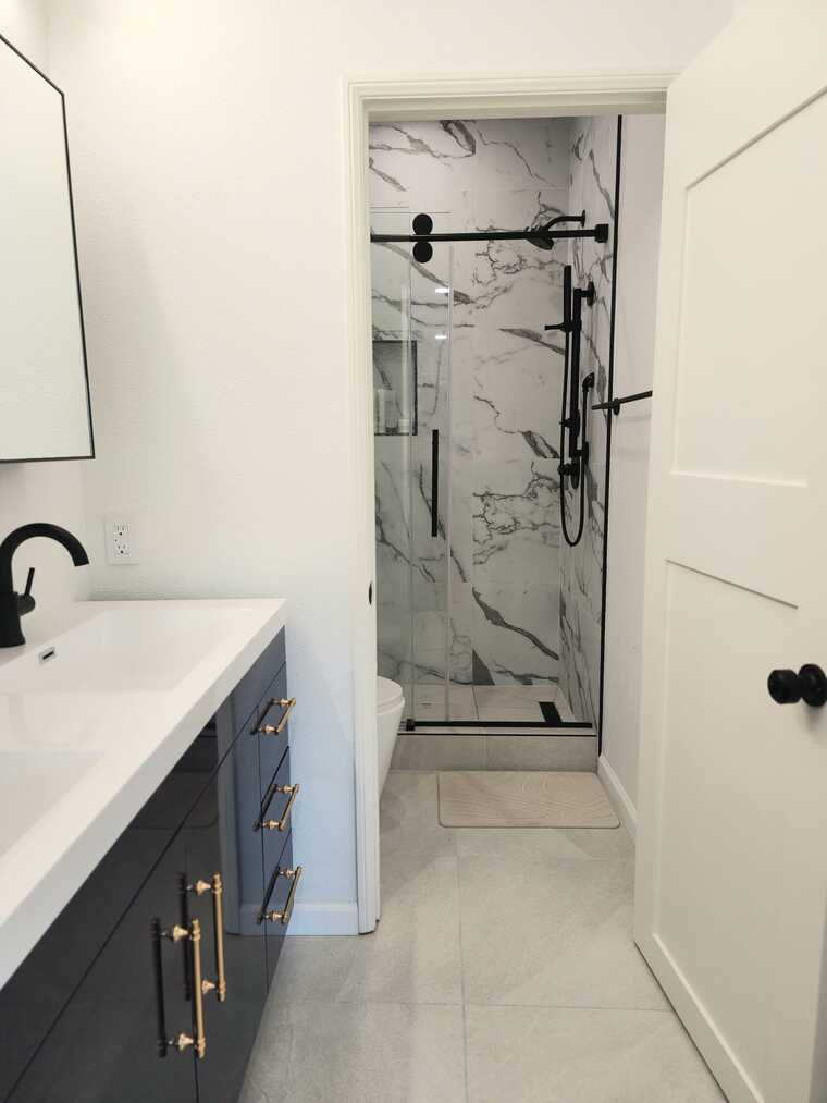 Diseño en línea Baño Moderno por Shameika B. miniatura
