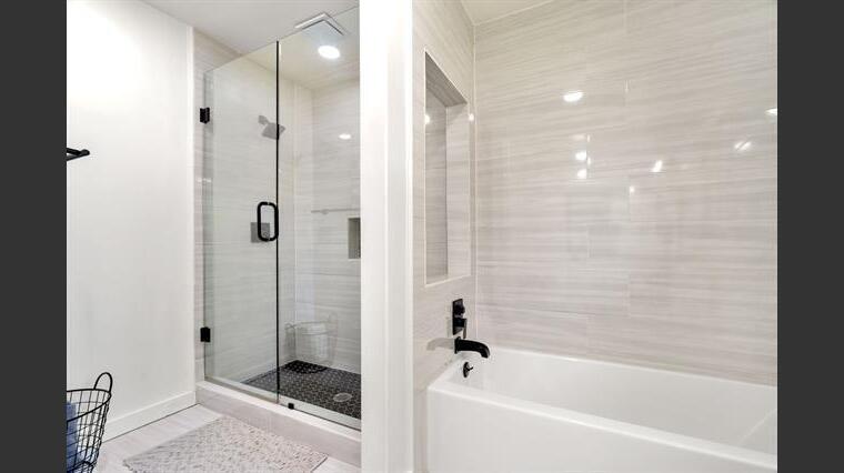 Online design Contemporary Bathroom by Ivonne O. thumbnail