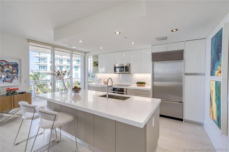 Online design Modern Kitchen by Joyce H. thumbnail