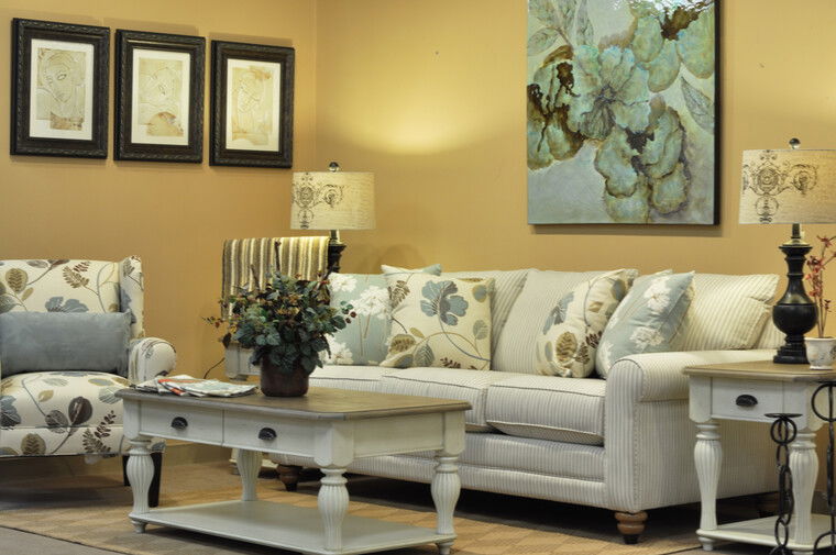 Online design Traditional Living Room by Michelle C thumbnail