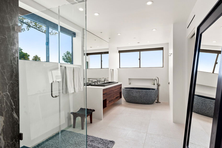 Bathroom  by Vancouver Interior Decorators