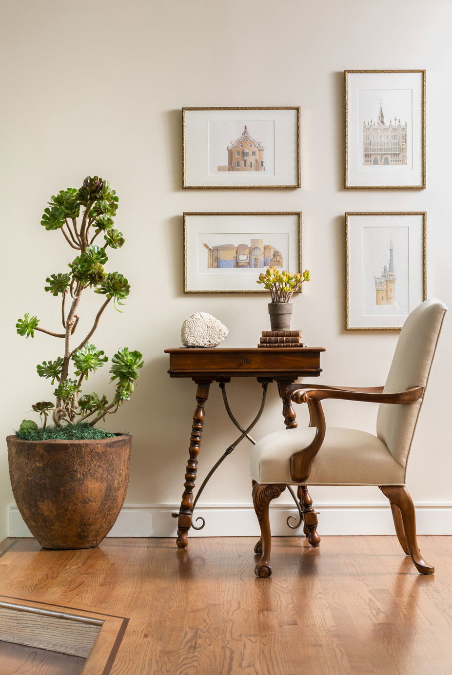 Hallway  by Charlotte Interior Decorators