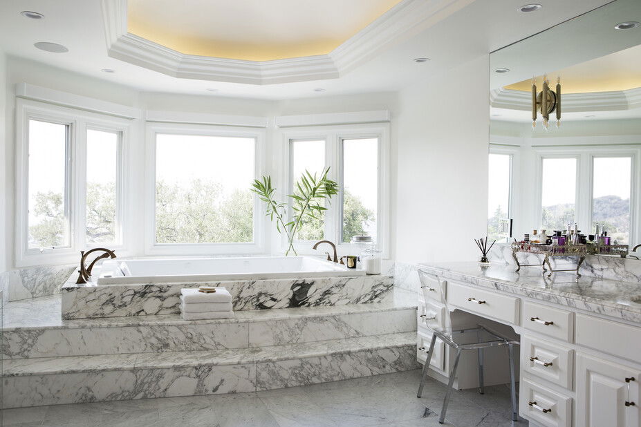 Bathroom  by Vancouver Interior Decorators