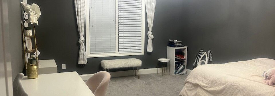 Habitación Neutral Femenina con Toques de Rosa - Foto Antes