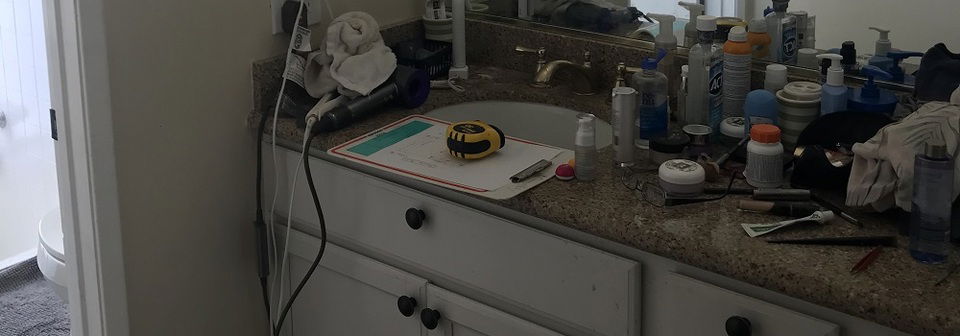 Remodelación del Baño Principal Moderno Blanco y Azul - Foto Antes