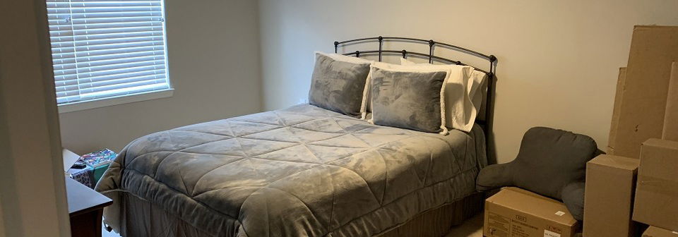 Transformación contemporánea de un dormitorio masculino - Foto antes