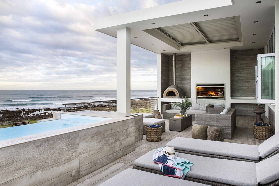 Relaxing Oceanfront Patio Design