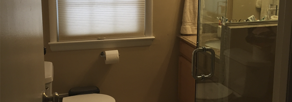 Baño Pequeño Limpio Blanco - Foto Antes